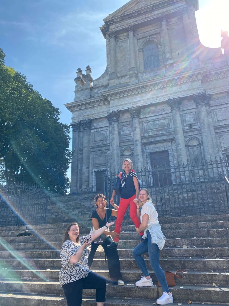 Un groupe réalisant une figure d'acrosport lors d'un team building urbain